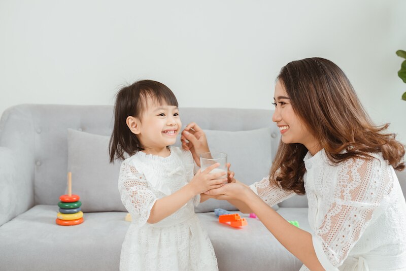 Gambar 4 Tips Menyajikan Susu untuk Anak 1 Tahun di Gelas Anak