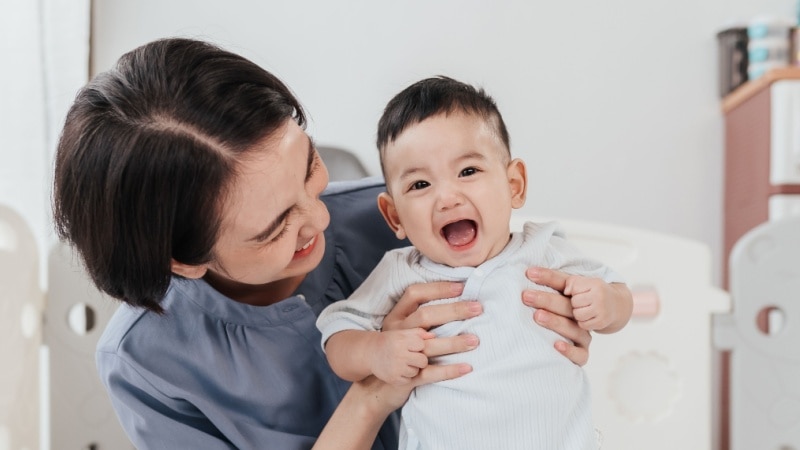 perkembangan bayi 4 bulan