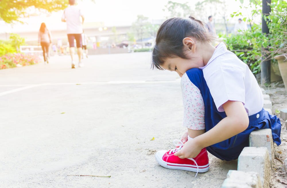 mengajarkan anak menali sepatu