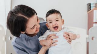 perkembangan bayi 4 bulan